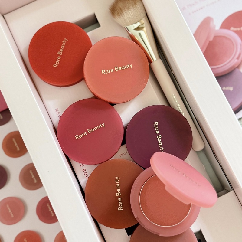 สัมผัสสีสันสุดละมุนดุจความฝันกับบลัชใหม่ล่าสุดจาก Rare Beauty – Soft Pinch Matte Bouncy Blush