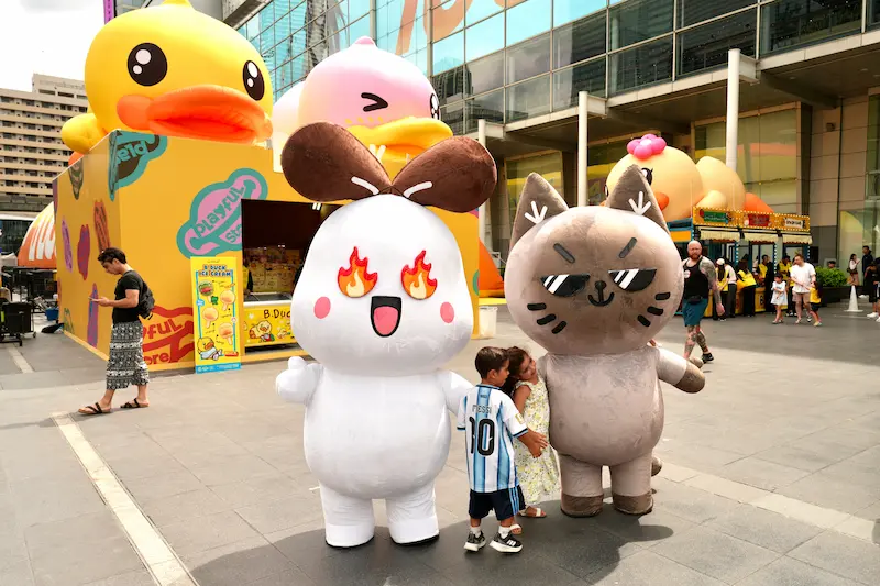 ททท. แท็กทีม B.Duck ปักแลนด์มาร์กความสนุก ในงาน “B.Duck Playful 20th – Glow In The Duck” พร้อมนำ Mascot  “น้องสุขใจ–น้องรักยิ้ม” ร่วมสร้างสีสันและเติมเต็มความสนุกให้กับนักท่องเที่ยว